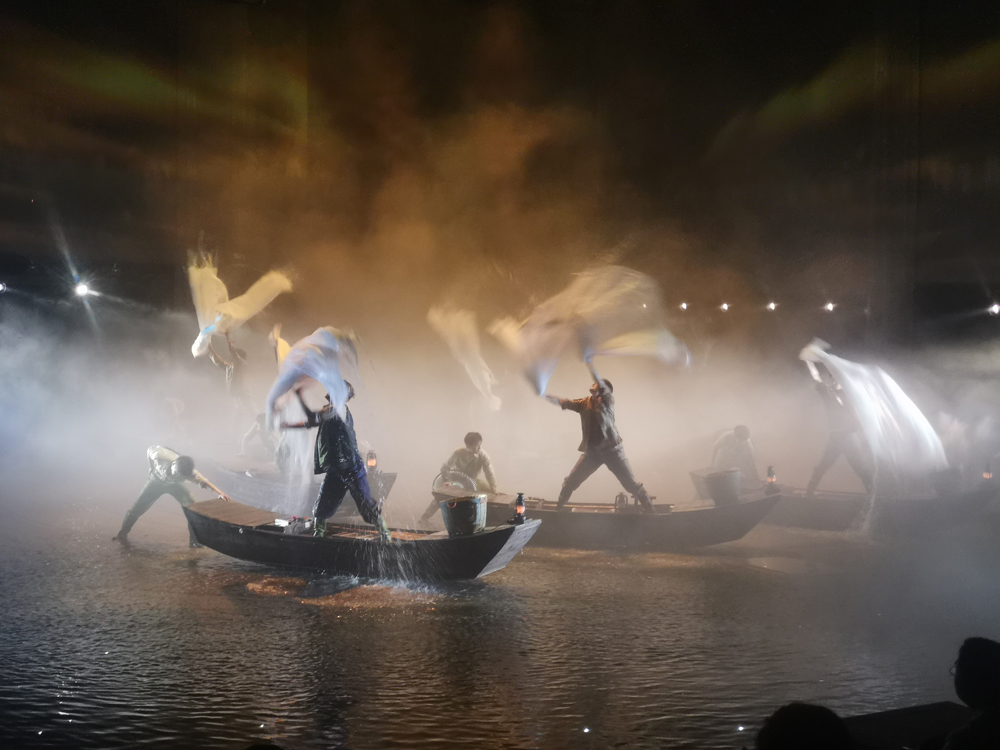 智杰優(yōu)16臺電動(dòng)平車批量交付，助力景區(qū)5D實(shí)景演出首演驚艷開幕