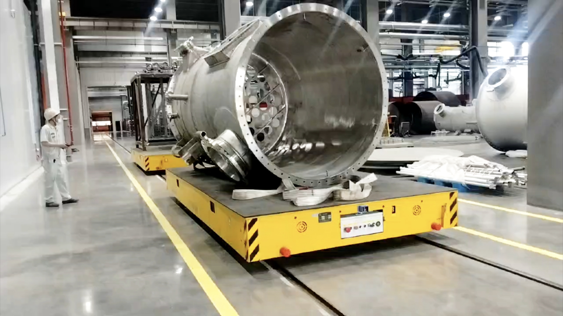 13臺電動(dòng)平車集群交付！助力某大型制造企業(yè)新廠房效率躍升！